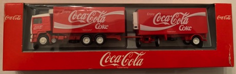 10213-1 € 12.50 coca cola vrachtwagen  oplegger rood wit ca 20 cm.jpeg